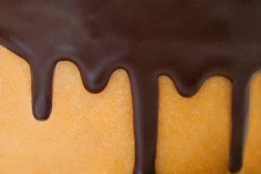 Lezzetli çikolatalı pasta, arka planda yakın plan.