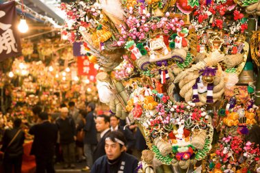 Japonya 'daki Tori-no-Ichi festivalinde çok sayıda hayırlı tırmık ya da öpücükler var.