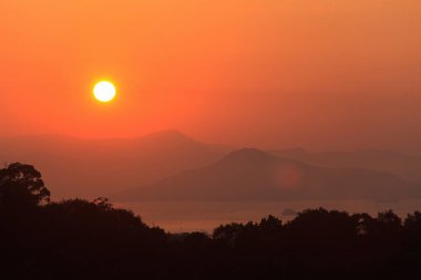 Sahilde gün batımı.