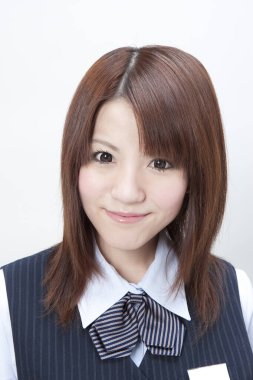 Beyaz arka plana karşı genç Japon iş kadını portresi