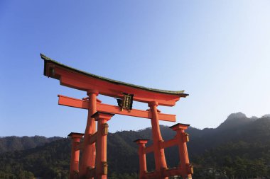 Miyajima Adası 'ndaki Büyük Torii manzarası.