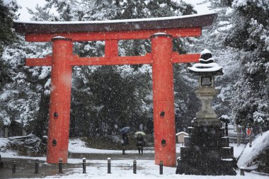 Güzel antik Japon tapınağının manzaralı görüntüsü.