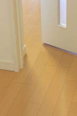 Beyaz kapısı ve zemini olan boş bir oda. 