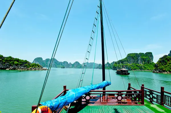 Widok Wyspę Skalną Halong Bay Wietnam Azja Południowo Wschodnia — Zdjęcie stockowe