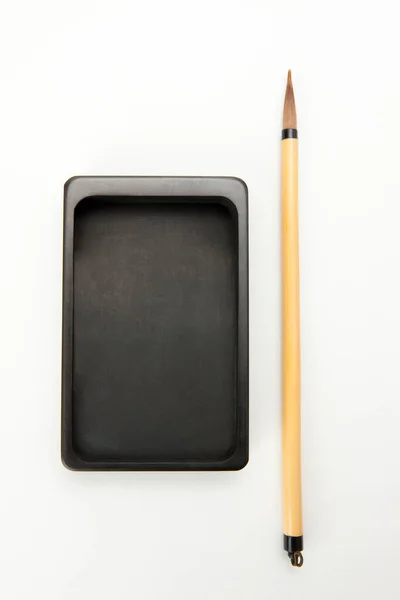 白い背景に鉛筆が付いている空白の黒いチョークボード — ストック写真