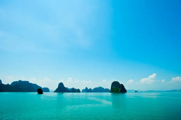 Scénický Pohled Skalní Ostrov Halong Bay Vietnam Jihovýchodní Asie — Stock fotografie