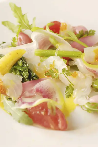 Salat Auf Weißem Teller — Stockfoto