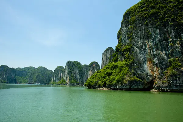 Vista Panorámica Isla Roca Halong Bay Vietnam Sudeste Asiático — Foto de Stock
