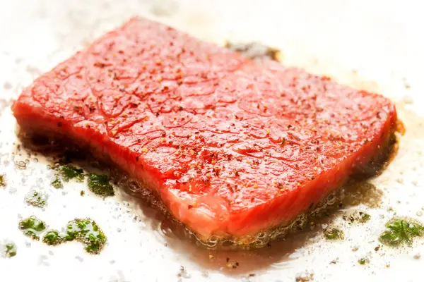 Peixe Vermelho Com Pimentão Uma Panela — Fotografia de Stock
