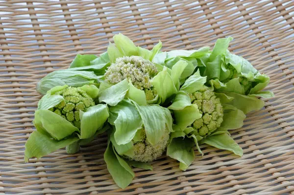 Świeże Zielone Kalafiory Koszyku — Zdjęcie stockowe