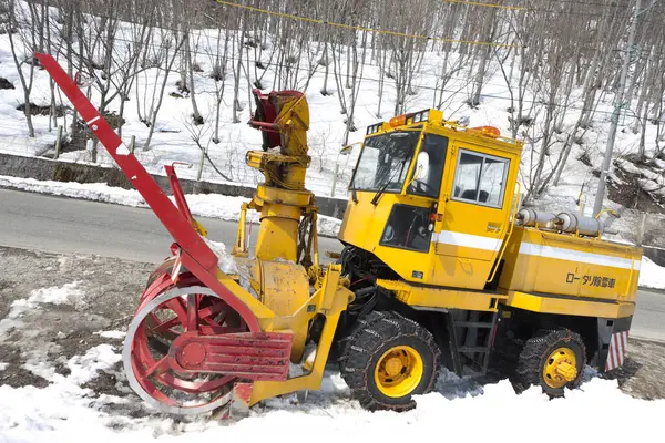 Máquina Remoção Neve Uma Floresta Inverno — Fotografia de Stock