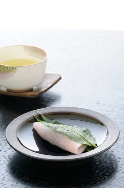 Tasse Grüner Tee Und Sakura Mochi Japanisches Frühlingsdessert Umwickelt Mit — Stockfoto