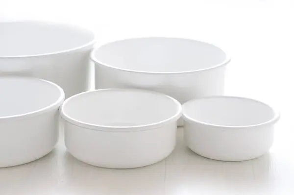 Пустые Белые Керамические Чаши — стоковое фото