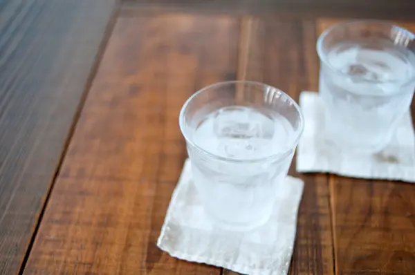 Δύο Ποτήρια Νερό Ξύλινο Τραπέζι — Φωτογραφία Αρχείου
