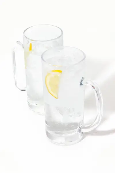 Färska Citronskivor Glasmuggar Isolerad Vit Bakgrund — Stockfoto