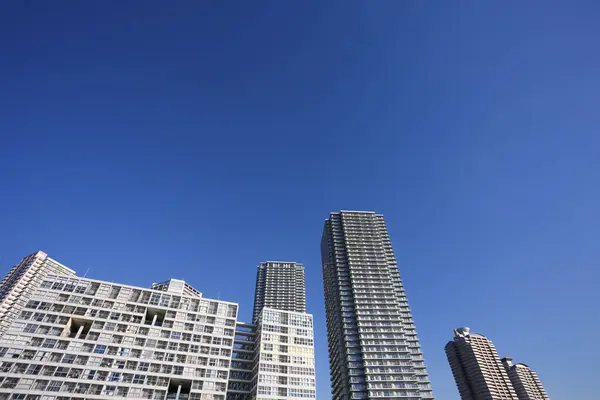 新しいモダンなアパートの建物都市スカイラインの美しい背景ビュー — ストック写真
