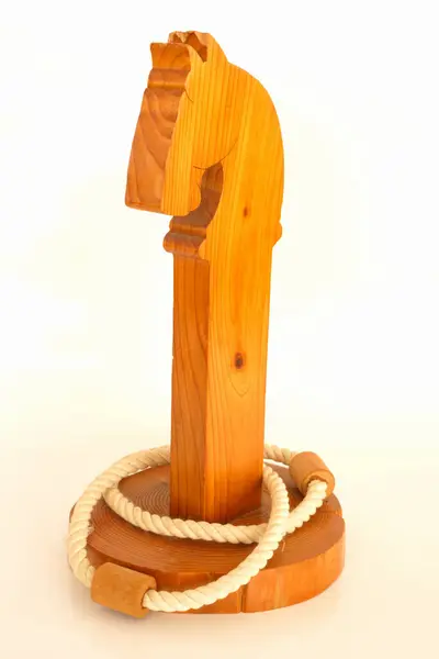 Drewniana Rzeźba Konia Sznurem — Zdjęcie stockowe