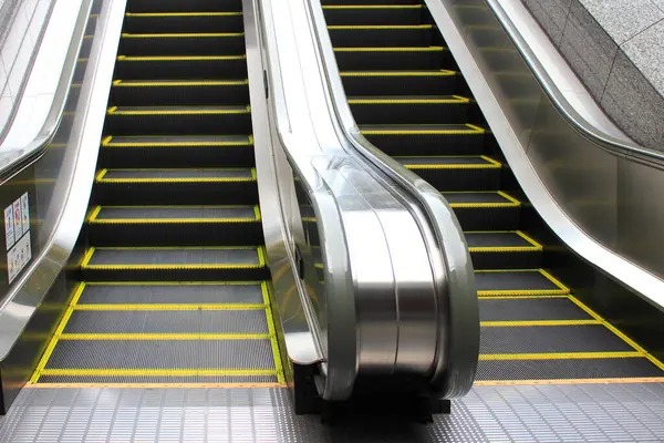 Arka Plandaki Metro Istasyonunda Yürüyen Merdiven — Stok fotoğraf