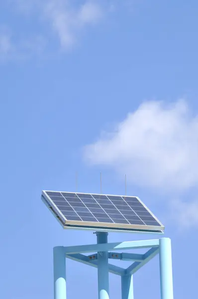 青空の背景を持つソーラーエネルギーパネル — ストック写真