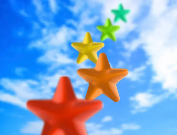 Mavi Gökyüzü Arka Planında Parlak Renkli Yıldızlar Yaz Konsepti — Stok fotoğraf
