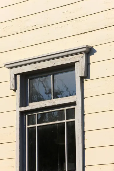 Ahşap Bir Evin Duvarındaki Pencereler — Stok fotoğraf