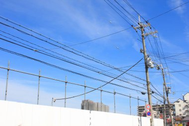 yüksek voltaj gücü, mavi gökyüzüne karşı elektrik iletim hatları 