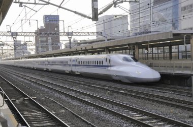 Japonya 'da modern, hızlı Shinkansen Kurşun Treni hız yapıyor..
