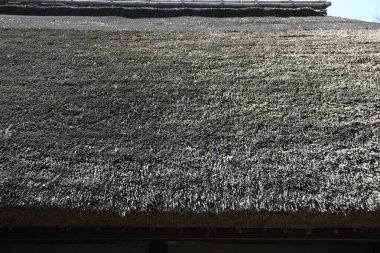 Gri renkli eski çatı.