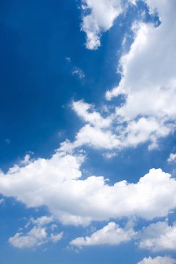 Mavi gökyüzünde beyaz bulutlar 