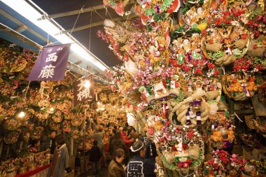 Japonya 'daki Tori-no-Ichi festivalinde çok sayıda hayırlı tırmık ya da öpücükler var.