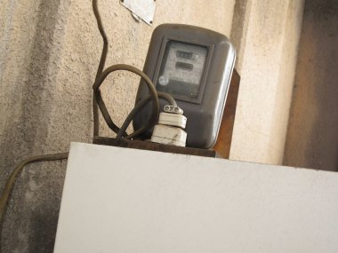 Binada kablolar olan elektrik kutusu.