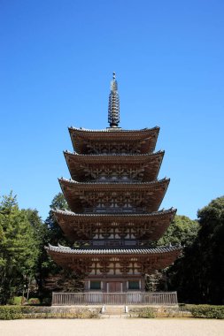 Güzel antik Japon tapınağının manzaralı görüntüsü.