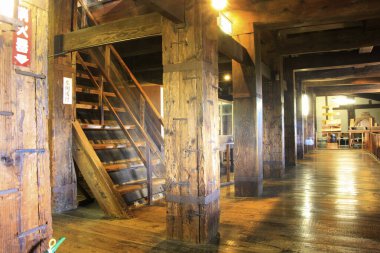 Köydeki eski ahşap ev.