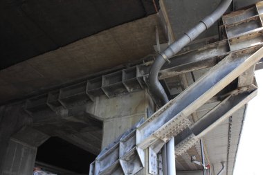 Şehrin çelik köprüsü