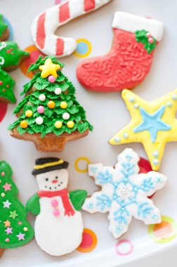 Noel eşyalarıyla süslenmiş zencefilli kurabiye.