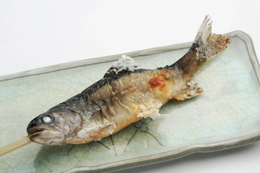 Beyaz arka planda taze kızarmış balık.