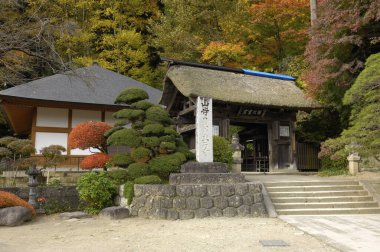 Güzel antik Japon tapınağının manzaralı görüntüsü.