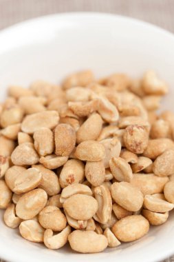 Beyaz tabakta organik fıstık yakın çekim