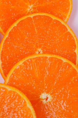 Beyaz arkaplanda izole edilmiş dilimlenmiş portakal tabakası 