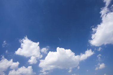 Mavi gökyüzünde beyaz bulutlar 