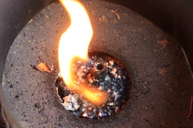 Kavanozda yanan kömür, yakın.