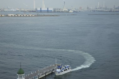 Gemiler ve teknelerle okyanus manzarası. Japonya 