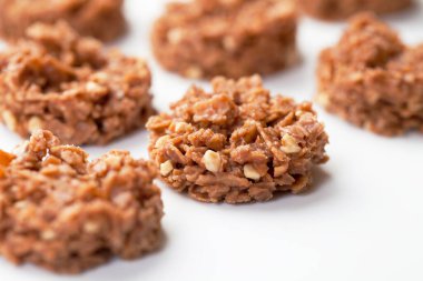 Hafif arka planda bir tabakta çikolatalı trüf mantarı..