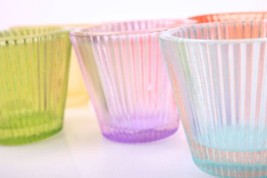 Masada boş bardaklar