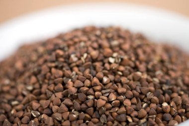 Kahverengi tohumları kaseye koy.