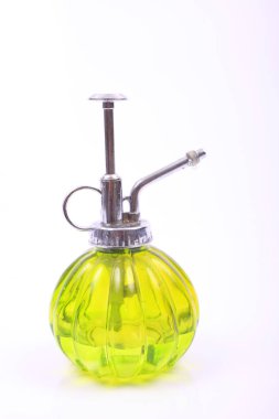 Beyaz arka planda parfüm şişesi. 