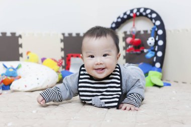 Evde oynayan sevimli Japon bebek. Küçük Asyalı bir çocuğun portresi 