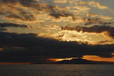 Deniz yüzeyinin altında parlak gün batımı