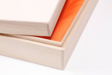 Beyaz arkaplanda Açık Açık Açık Açık Ahşap Kutunun yakın plan görüntüsü