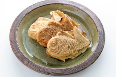 Taiyaki, waffle ya da kek şeklinde yapılmış popüler bir Japon tatlısıdır..